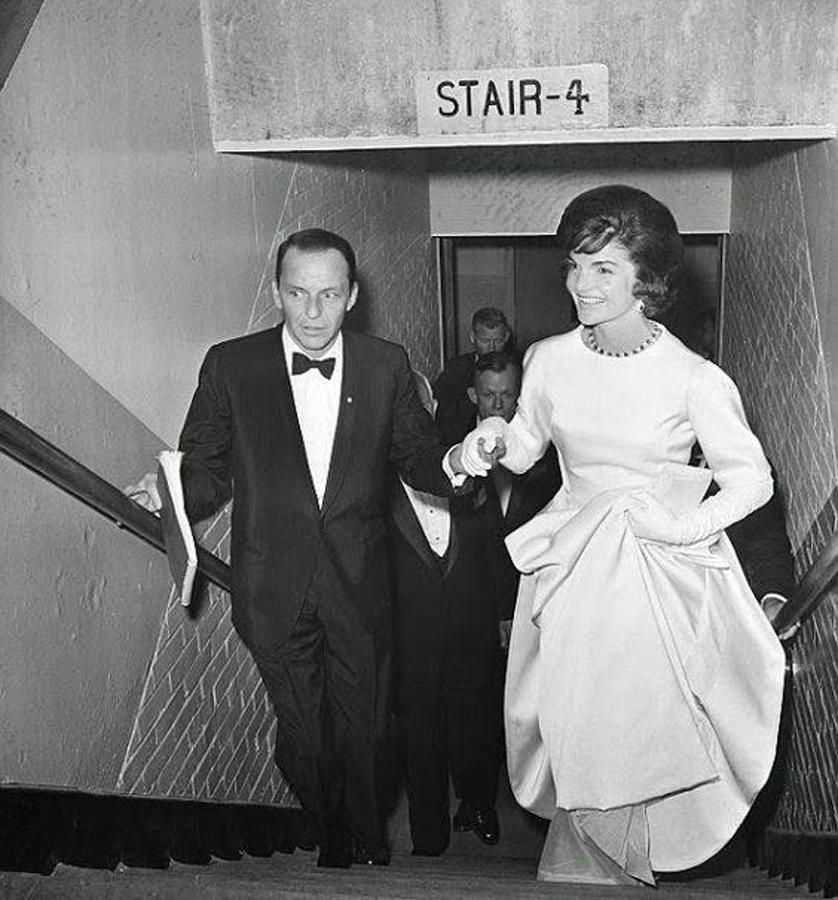 Jacqueline Kennedy. Jacqueline Kennedy compartió sólo una noche de pasión con Frank Sinatra hasta que se enteró que el cantante había presentado durante años a numerosas mujeres a su esposo, el difunto presidente John Fitzgerald Kennedy