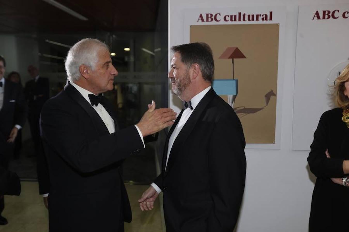 En imágenes, los invitados a la entrega de los Premios Mariano de Cavia. El duque de Alba, Carlos Fitz-James Stuart, es recibido por el director de ABC, Bieito Rubido