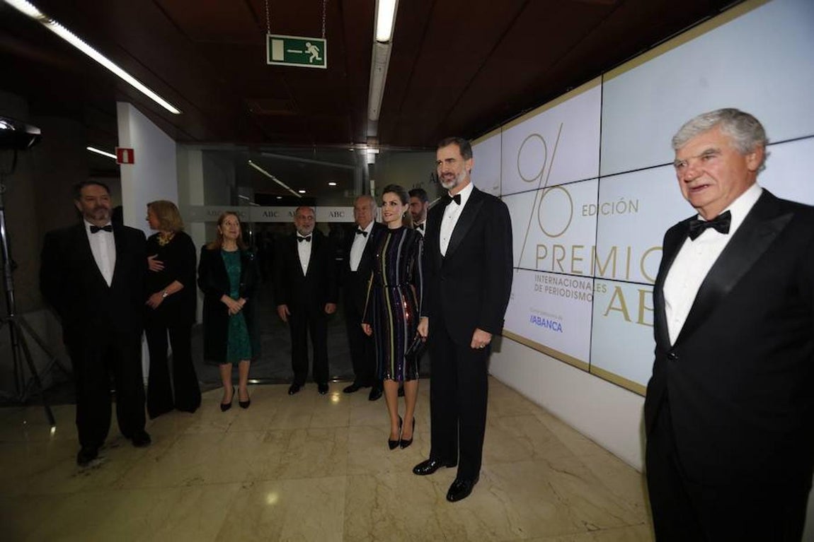 Los Reyes Don Felipe y Doña Letizia a su entrada en la Casa de ABC para la entrega de los 96º Premios Internacionales de Periodismo Mariano de Cavia, Luca de Tena y Mingote. Jaime García