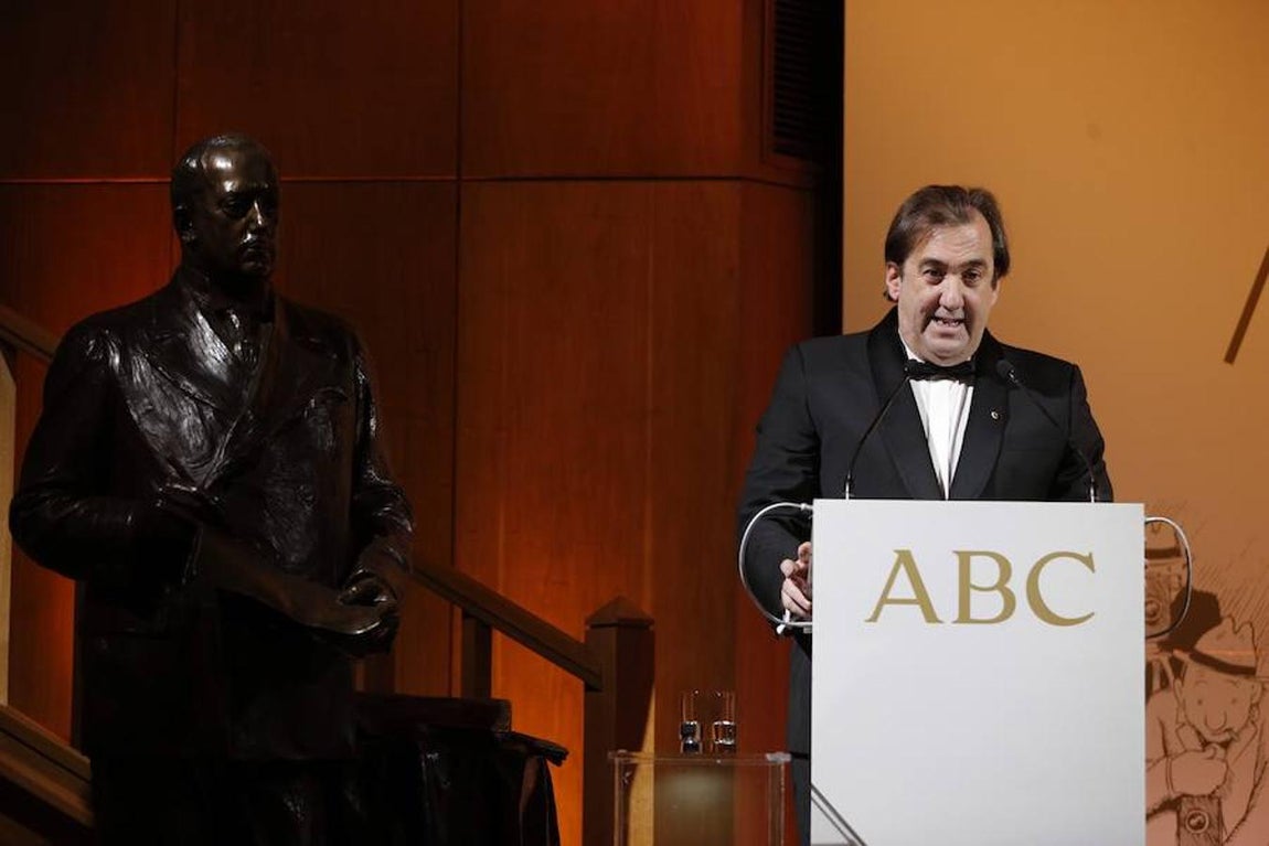 Juan Manuel Serrano se dirige a los asistentes durante la entrega de los Premios Internacionales de Periodismo Mariano de Cavia, Luca de Tena y Mingote. Jaime García