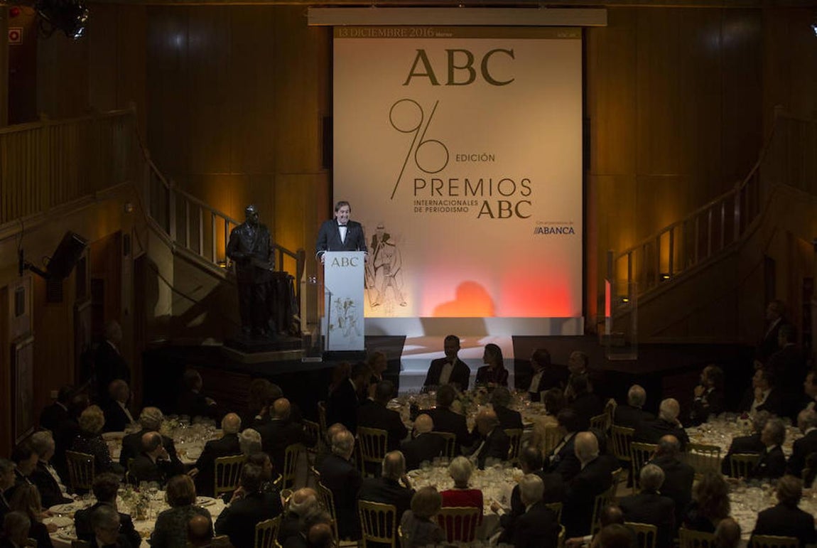 Juan Manuel Serrano se dirige a los asistentes durante la entrega de los Premios Internacionales de Periodismo Mariano de Cavia, Luca de Tena y Mingote. Ignacio Gil