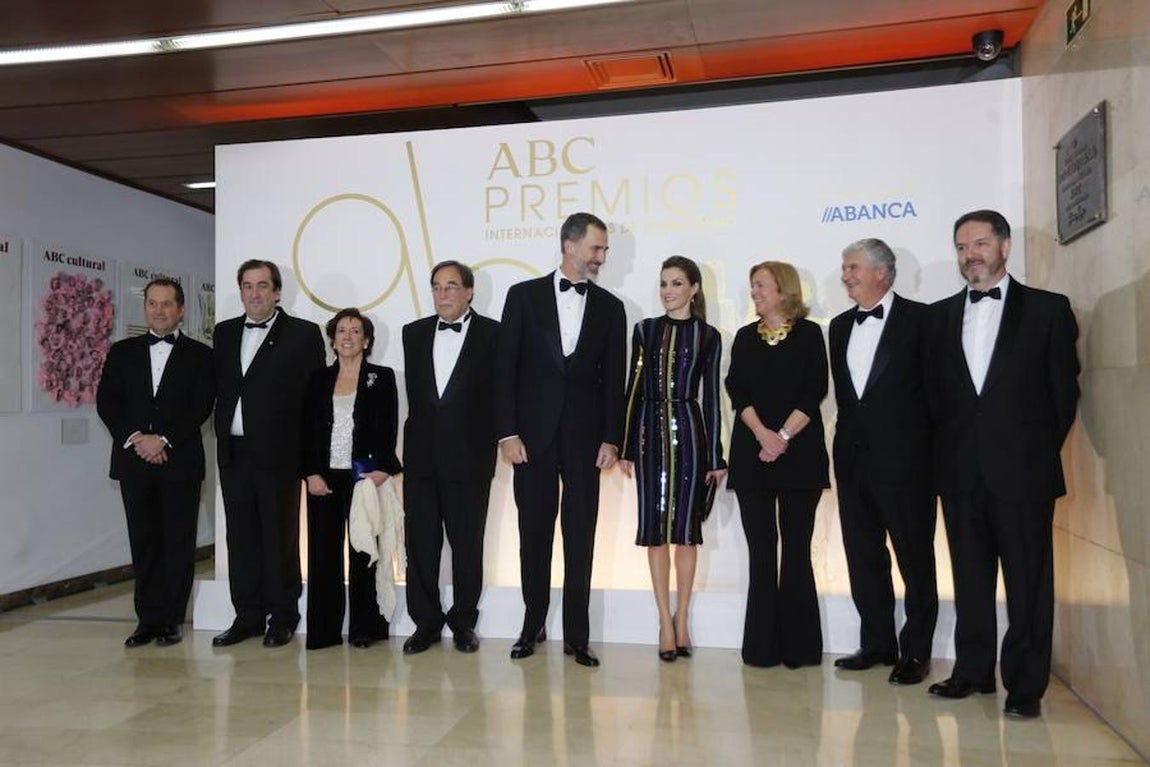 Los Reyes Don Felipe y Doña Letizia, junto a los premiados y las autoridades antes entrar a la Biblioteca de ABC para la entrega de los 96º Premios Internacionales de Periodismo Mariano de Cavia, Luca de Tena y Mingote. 