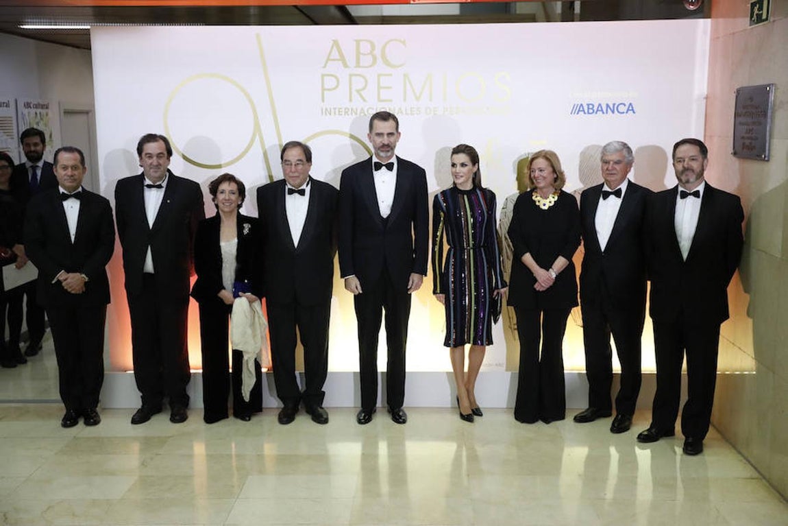 Los Reyes Don Felipe y Doña Letizia, junto a los premiados y las autoridades antes entrar a la Biblioteca de ABC para la entrega de los 96º Premios Internacionales de Periodismo Mariano de Cavia, Luca de Tena y Mingote. Efe