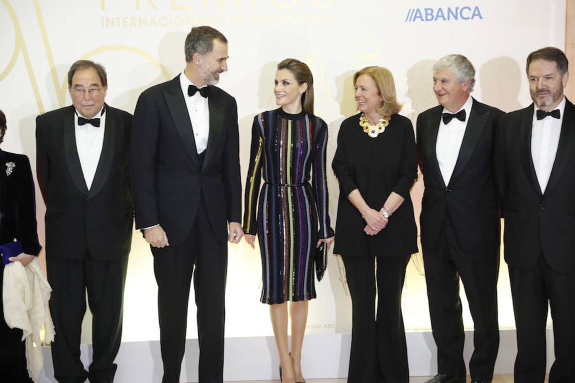 El Rey Felipe VI, sonriente junto a Doña Letizia, Catalina Luca de Tena, Santiago Bergareche y Bieito Rubido. Efe