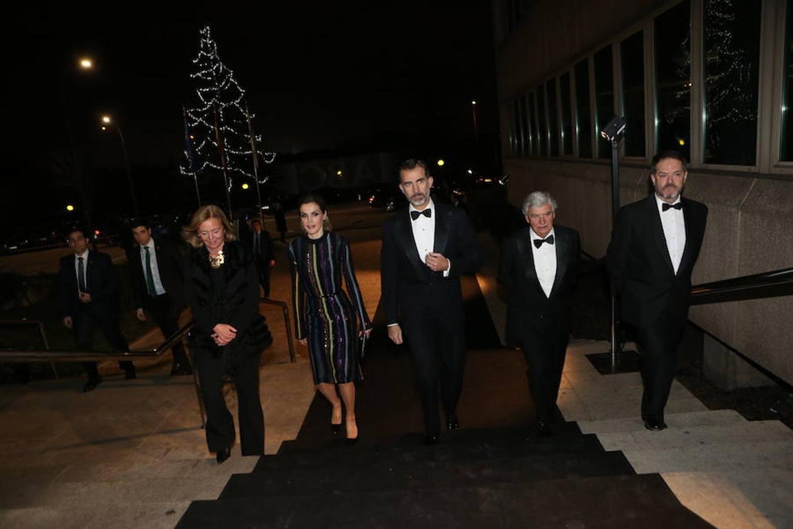 Catalina Luca de Tena, Santiago Bergareche y Bieito Rubido acompañan a los Reyes Don Felipe y Doña Letizia a la Biblioteca de ABC para la entrega de los 96º Premios Internacionales de Periodismo Mariano de Cavia, Luca de Tena y Mingote. Ernesto Agudo