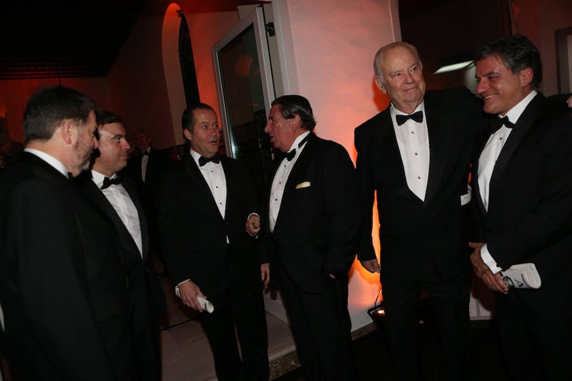 Los directivos de Abanca durante la entrega de los premios de periodismo Mariano de Cavia, Luca de Tena y Mingote en la sede de ABC.. 