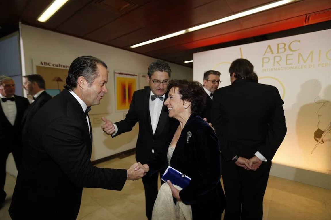Escotet felicia a Prego por el premio otorgado por ABC a su labor periodística. Junto a ellos, Óscar Campillo, director general de Comunicación y Relaciones Institucionales de Vocento.. 