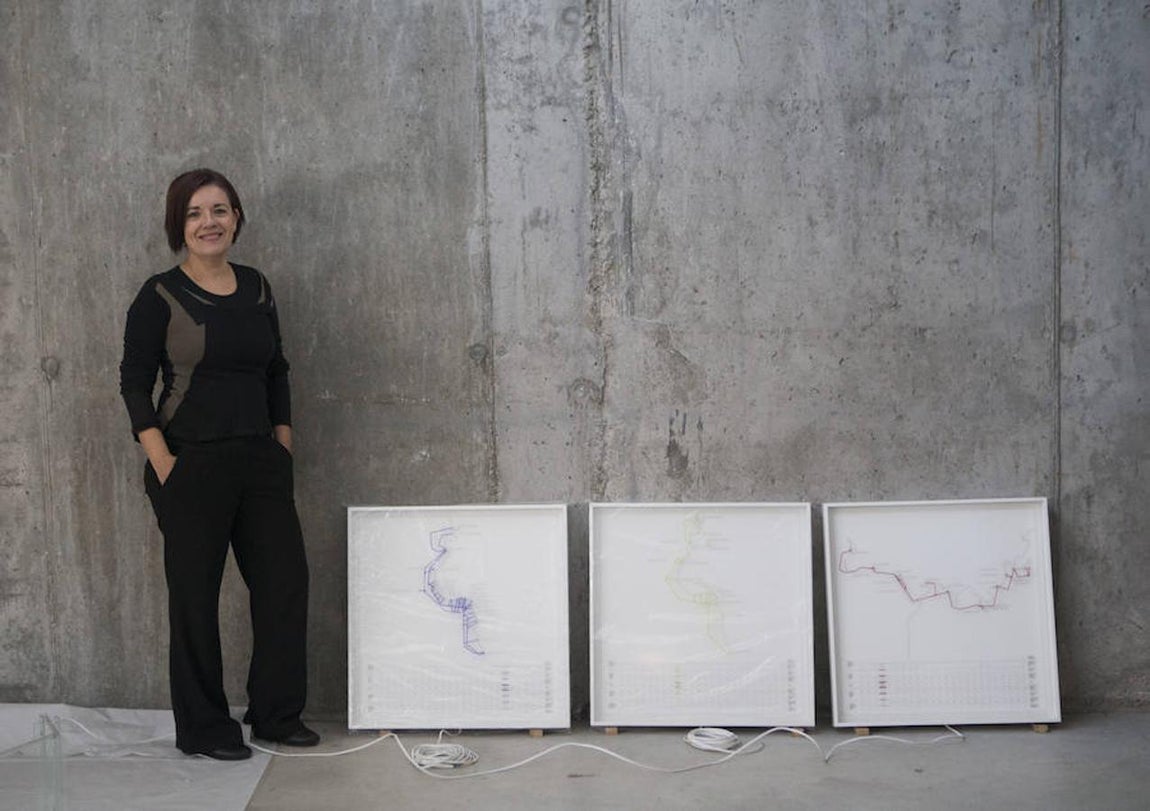 Pizarro, junto a algunas de sus últimas piezas, listas para exhibirse en su galería. 