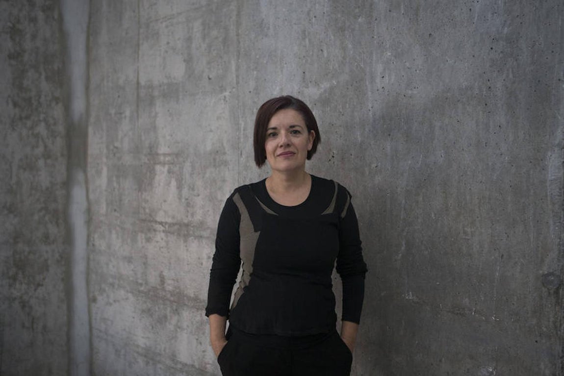 Pizarro quiso que las paredes del estudio mostraran las marcas del hormigón desnudo. 