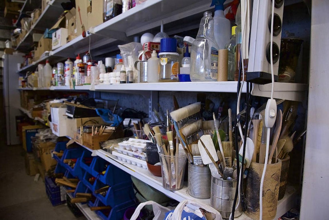 La escultura denomina «mi despensa» a la zona en la que almacena sus materiales y herramientas. 