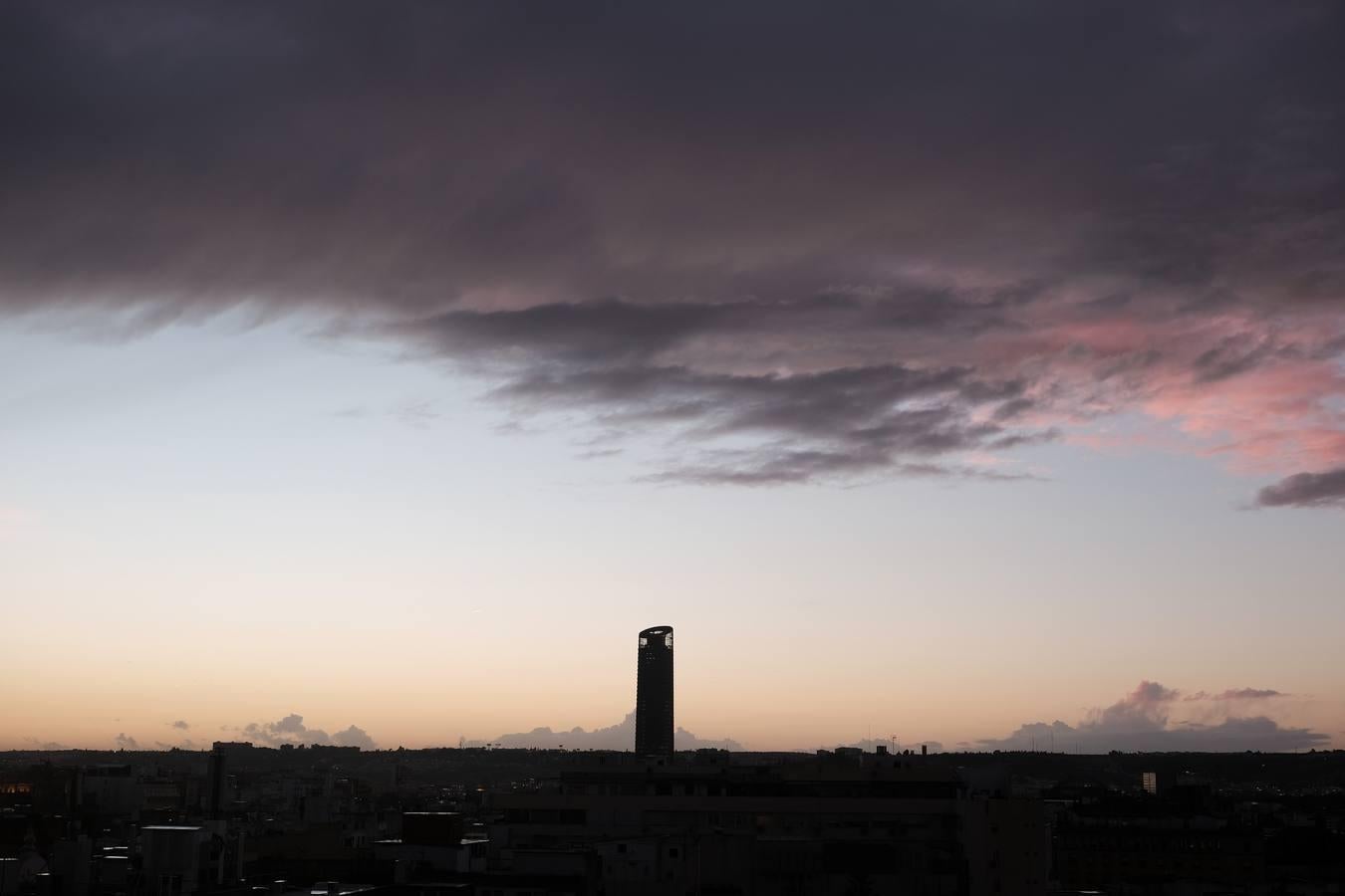 Tarde de contrastes en el cielo sevillano