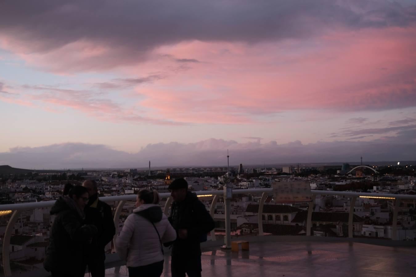 Tarde de contrastes en el cielo sevillano