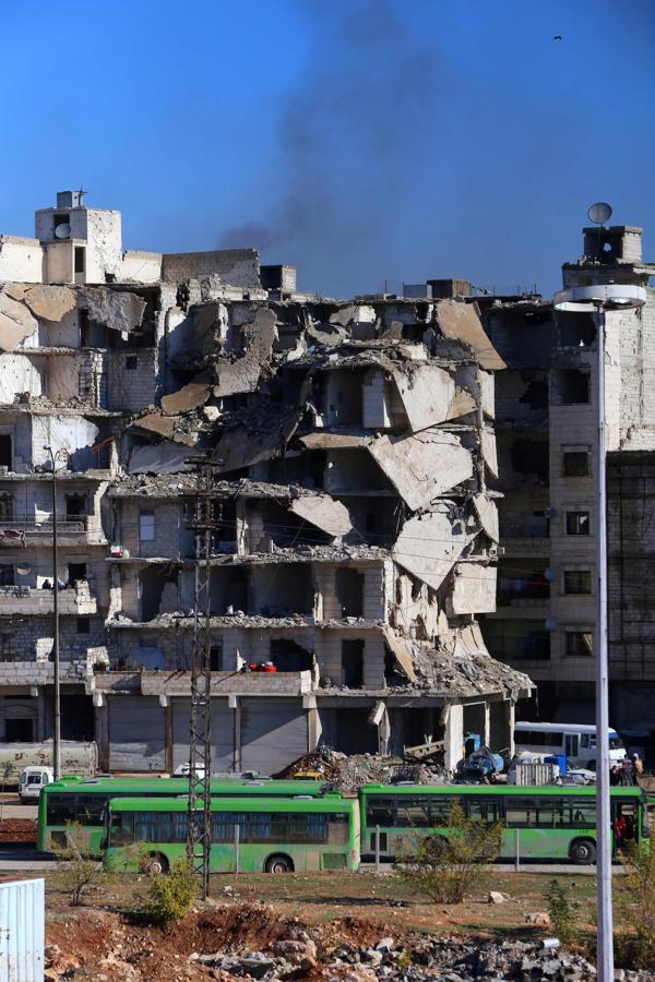 Los autobuses preparados para evacuar a los rebeldes sirios y sus familias de Alepo. 