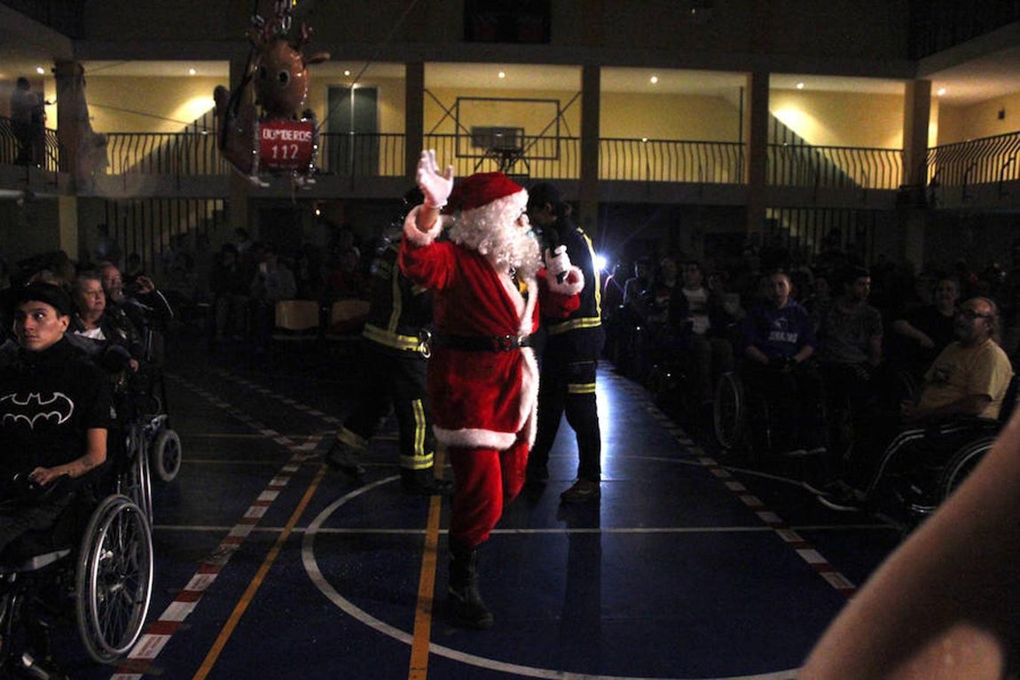Papa Noel y los bomberos visitan Parapléjicos