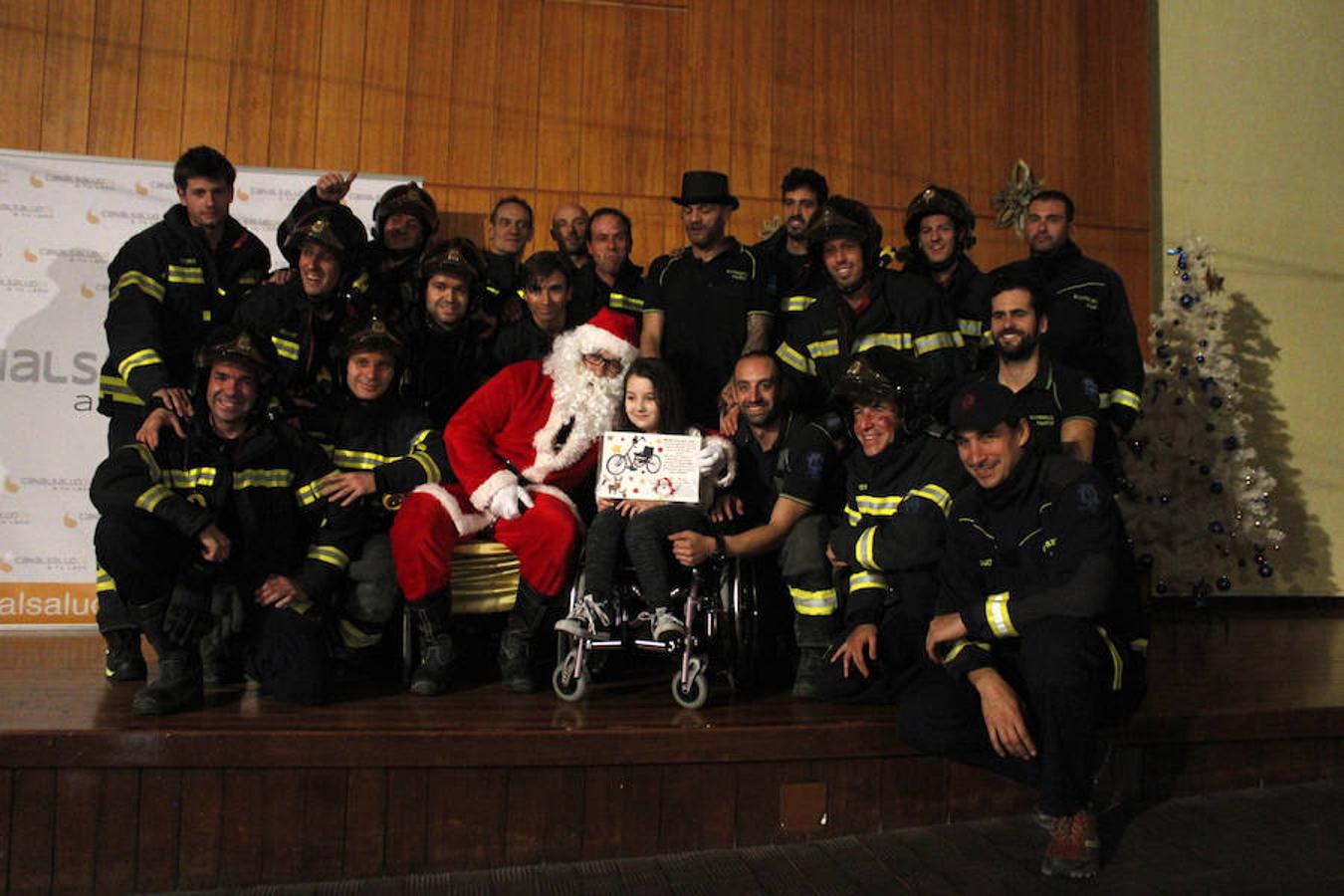 Papa Noel y los bomberos visitan Parapléjicos