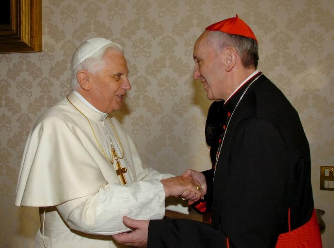 En imágenes: El Papa Francisco cumple 80 años. El entonces cardenal Bergoglio y presidente de la Conferencia Episcopal de Argentina junto a su antecesor Benedicto XVI el 13 de enero de 2007