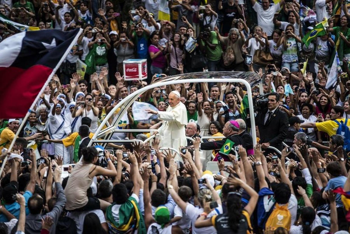 En imágenes: El Papa Francisco cumple 80 años. Francisco ha sabido conectar con la juventud gracias a su nuevo estilo. Uno de sus primeros baños de multitudes tuvo lugar en la Jornada Mundial de la Juventud de Río de Janeiro en verano de 2013