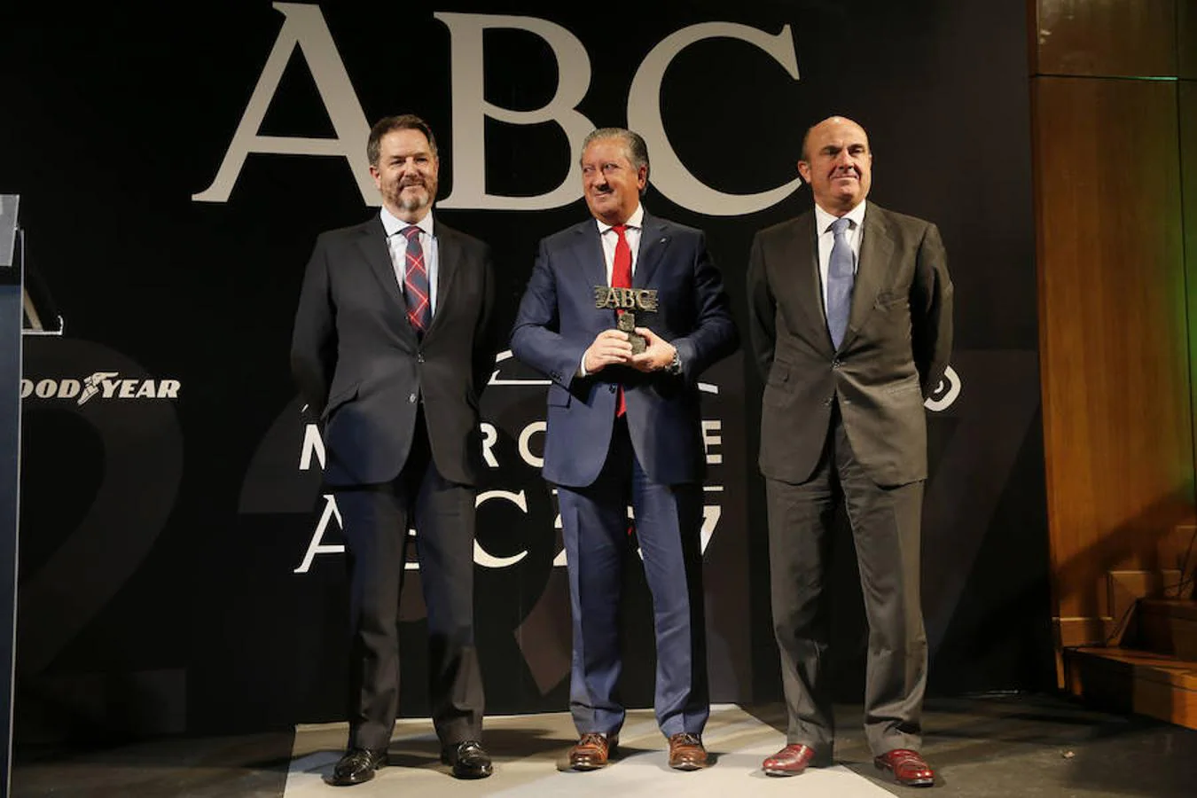 El director de ABC, Bieito Rubido, junto al vicepresidente de Relaciones Gubernamentales de SEAT, Ramón Paredes, y el ministro de Economía, Industria y Competitividad, Luis de Guindos 
