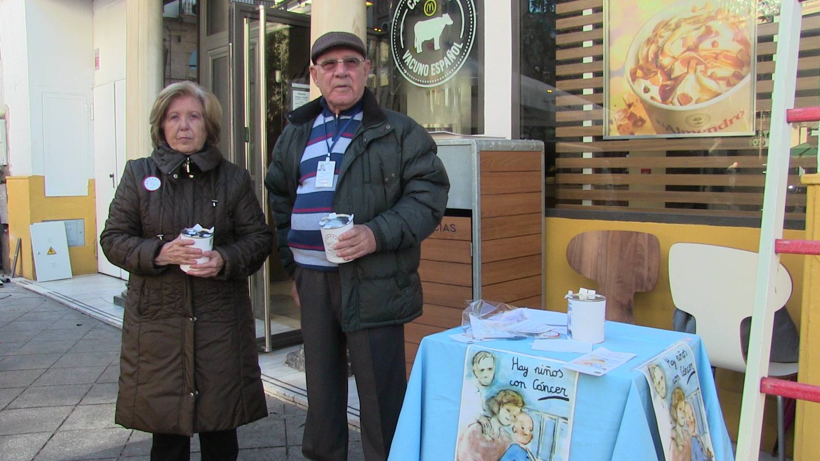 Voluntarios en la mesa petitoria instalada por la asociación en La Campana.