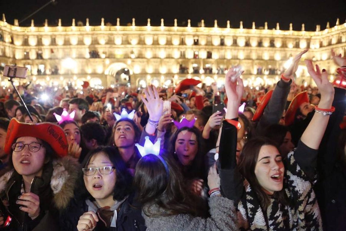 Antes y previo a que sonaran las doce campanadas anunciando la llegada del nuevo año y que los participantes han seguido con gominolas. 