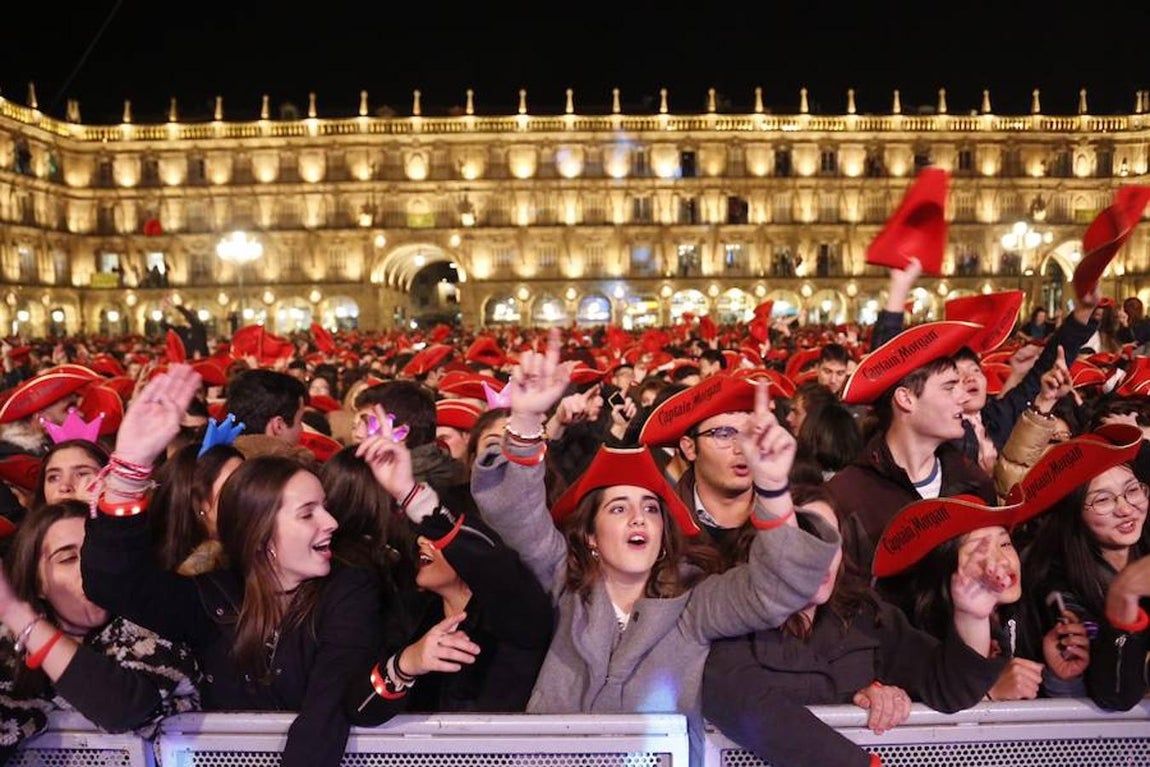 Miles de jóvenes procedentes de ciudades españolas y portuguesas celebraron en Salamanca la Nochevieja Universitaria que, <a href="https://www.lavozdigital.es/espana/castilla-leon/abci-mas-30-localidades-confirman-autobuses-para-nochevieja-universitaria-salamanca-201612131804_noticia.html" target="_blank">en su décimo segunda edición</a>, se había marcado como reto lograr el mayor «Manequin challenge». 