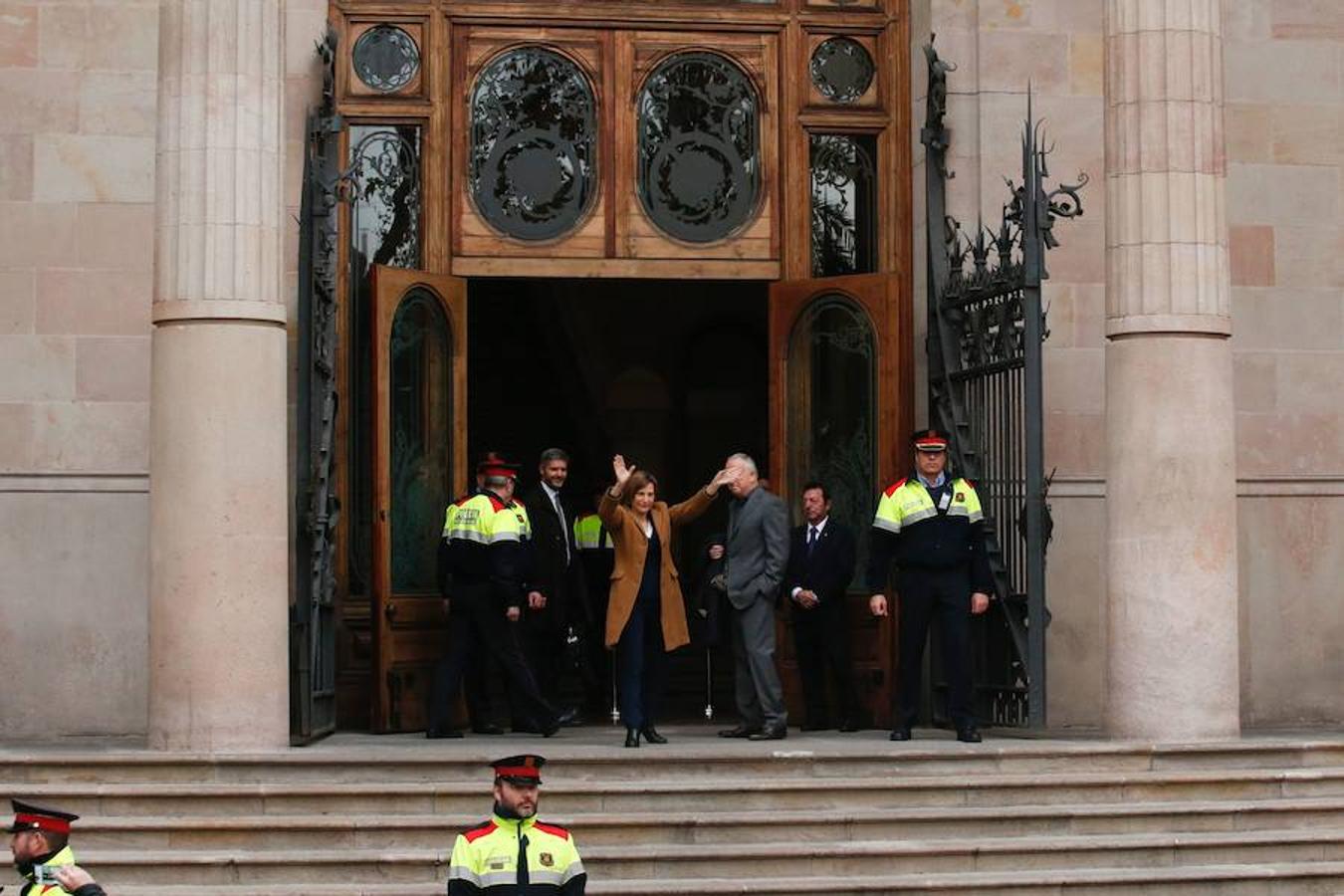 Forcadell se despide de quienes han ido a apoyarla antes de entrar a declarar ante el TSJC