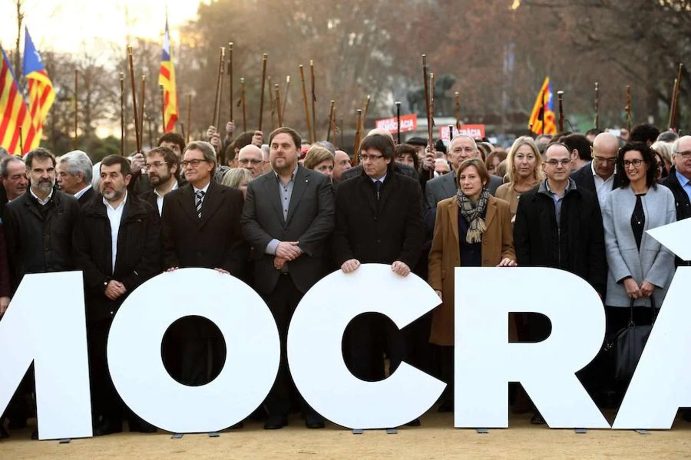 Los independentistas sostienen letras en las que se puede leer la palabra «Democracia»