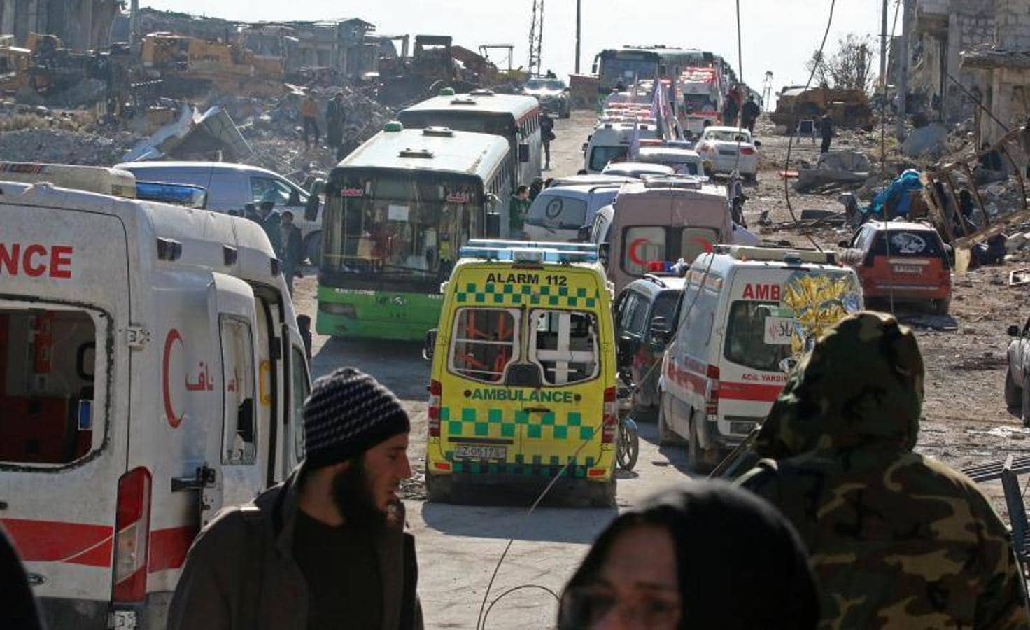 Ambulancias y autobuses funcionan a marchas forzadas para evacuar el este de Alepo.. 