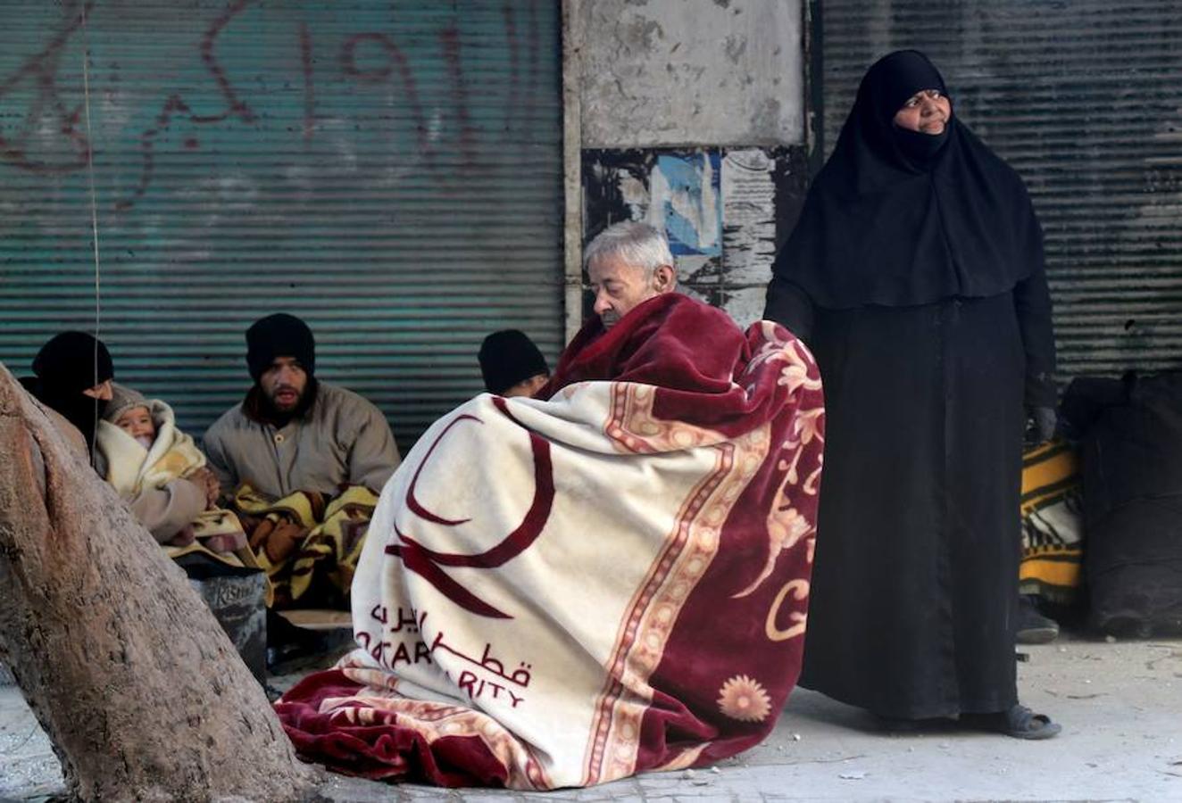 Varios ciudadanos sirios a la espera de abnadonar la zona rebelde de Alepo.. 