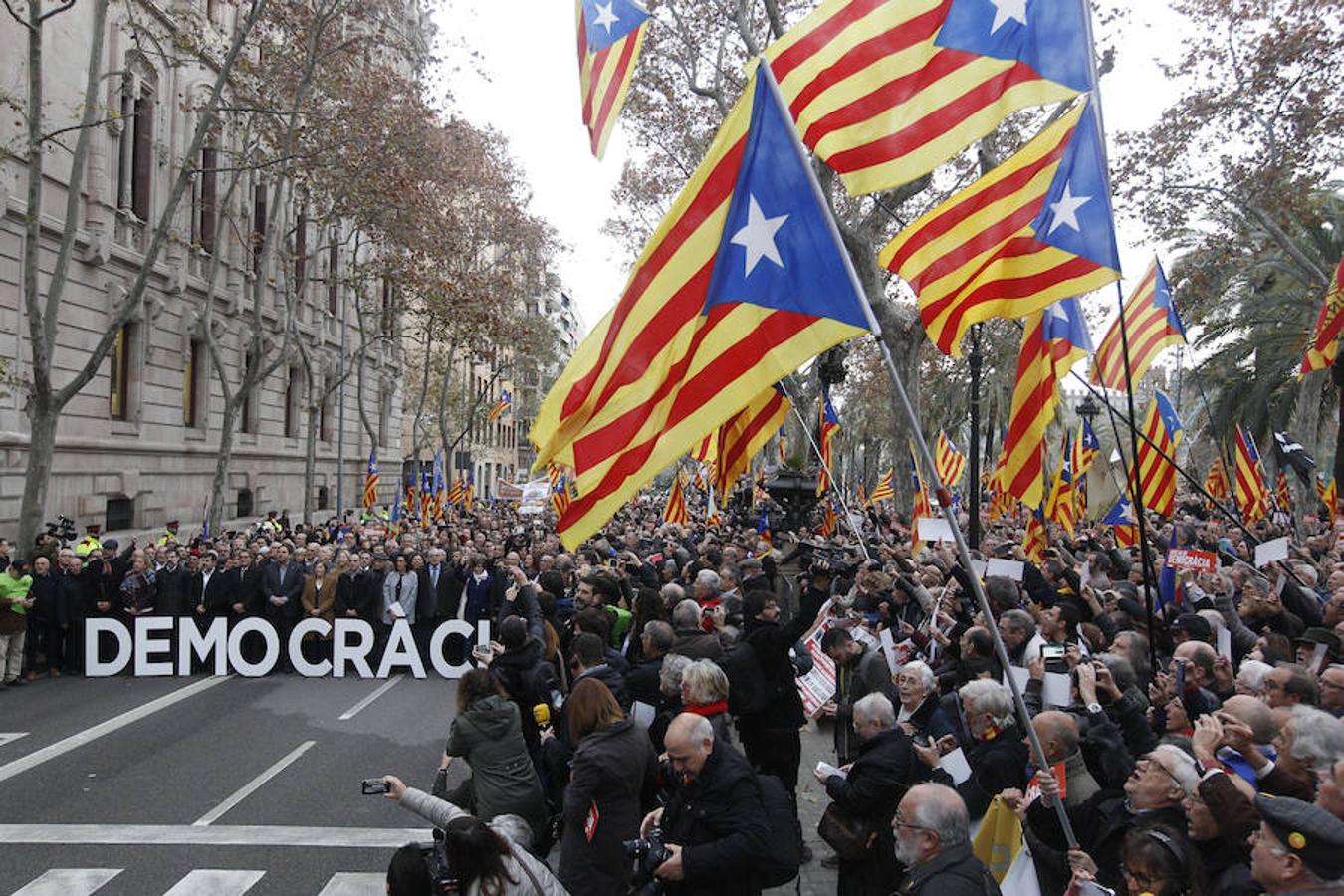 Ciudadanos independentistas han acudido con banderas a apoyar a Forcadell antes de su declaración ante el TSJC. 