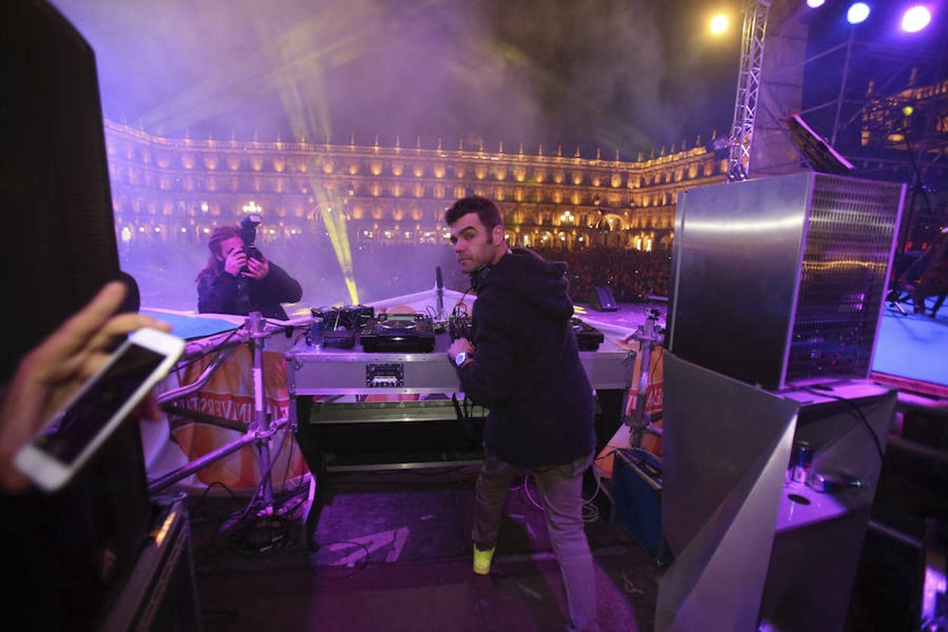 El expiloto y DJ Fonsi Nieto ha sido el encargado de poder el toque musical en la fiesta. 
