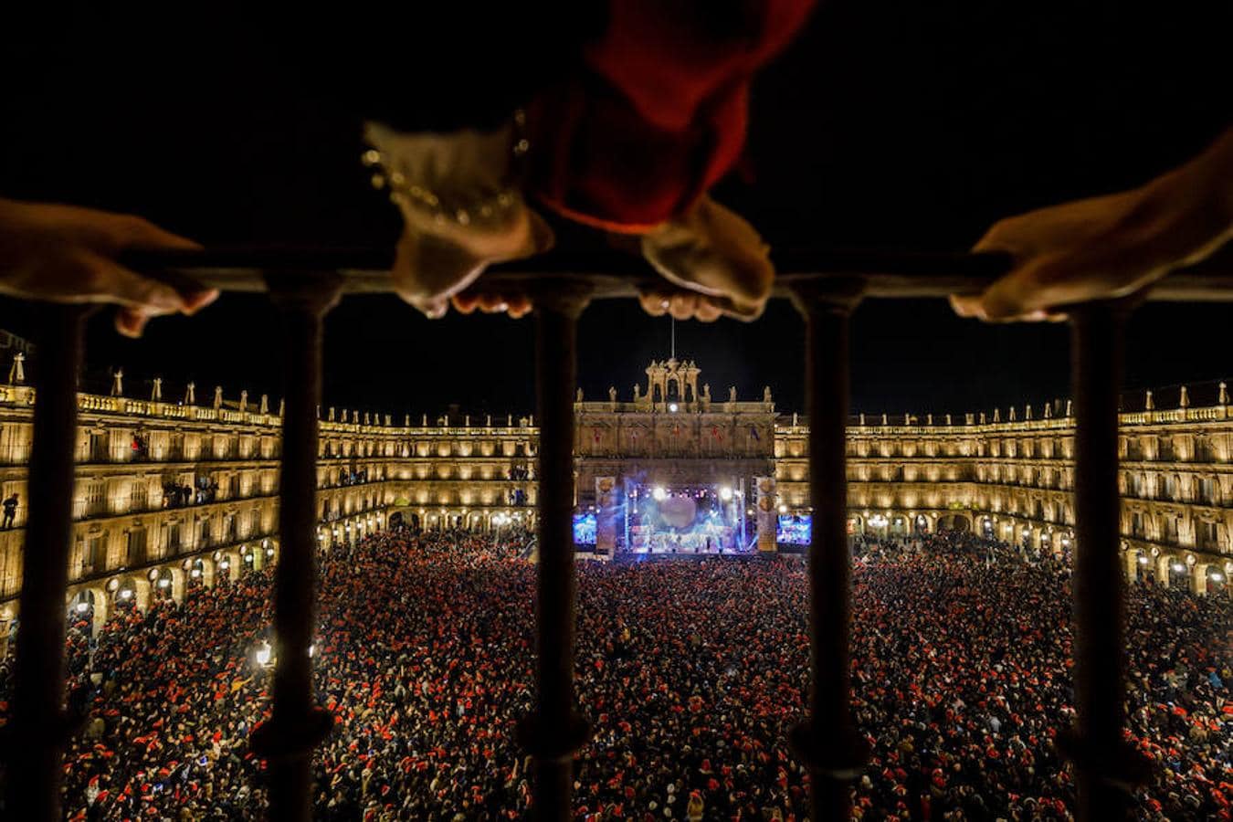La Plaza Mayor de Salamanca, abarrotada por todos los asistentes que han querido disfrutar de la celebración. 