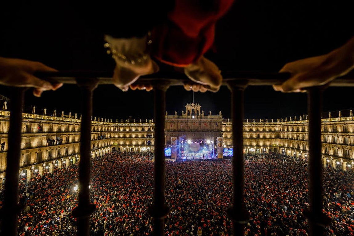 La Plaza Mayor de Salamanca, abarrotada por todos los asistentes que han querido disfrutar de la celebración. 