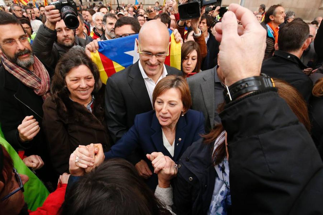 Raül Romeva acompaña a Forcadell a la salida del TSJC. 