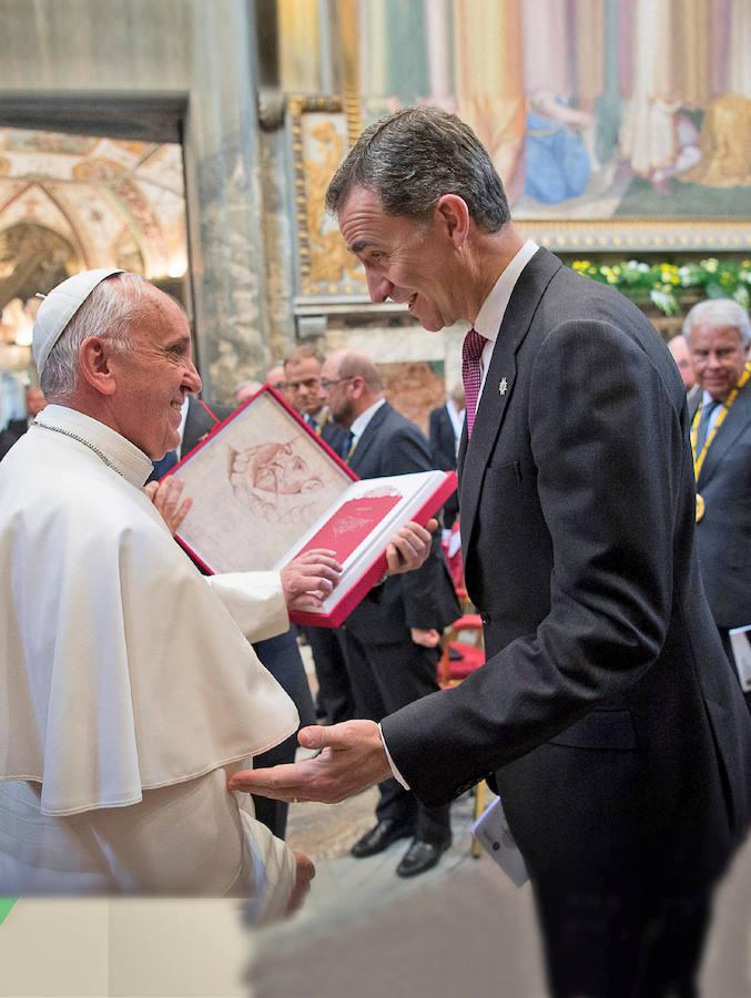 En imágenes: El Papa Francisco cumple 80 años. Candidato habitual para el Premio Nobel de la Paz desde su elección papal, ya ha sido reconocido con el Premio Carlomagno. Aquí está junto al Rey.