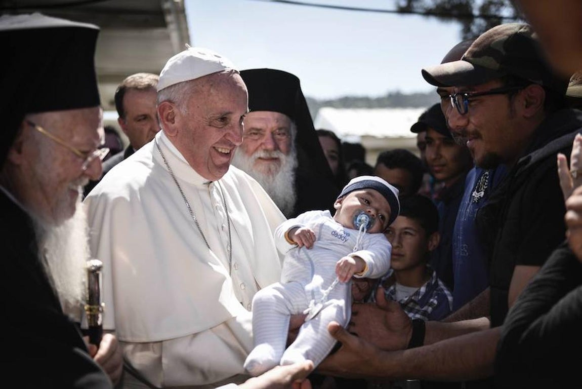 En imágenes: El Papa Francisco cumple 80 años. El Papa Francisco sostiene al niño de unos refugiados sirios. Precisamente, los refugiados han sido uno de sus principales preocupaciones desde los primeros días de su ascenso a la Cátedra de San Pedro: Su primer viaja papal fue a la isla italiana de Lampedusa el 8 de julio de 2013.