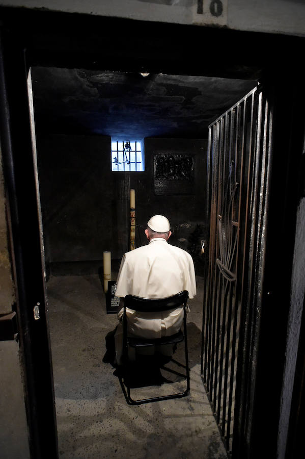 En imágenes: El Papa Francisco cumple 80 años. Como su antecesor Benedicto XVI, el Papa Francisco visitó el Campo de Auschwitz (Polonia) con motivo de la Jornada Mundial de la Juventud de Cracovia. Durante esta visita el Pontífice no dio ningún discurso y se reservó un momento íntimo de oración.