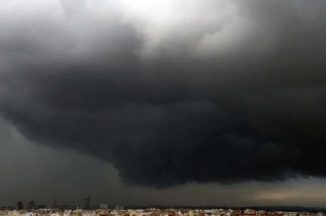 El temporal sobre el cielo de Valencia. 