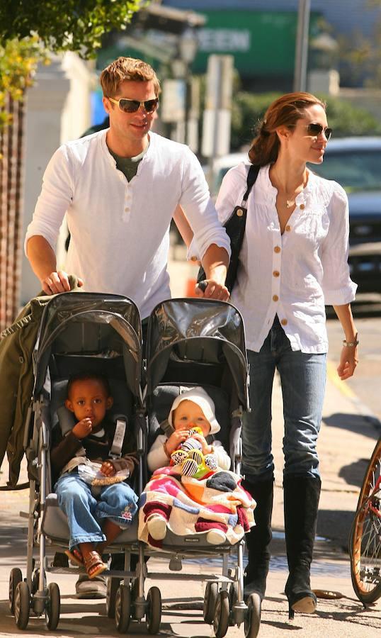 La pareja paseando tranquila a dos de sus hijos. 