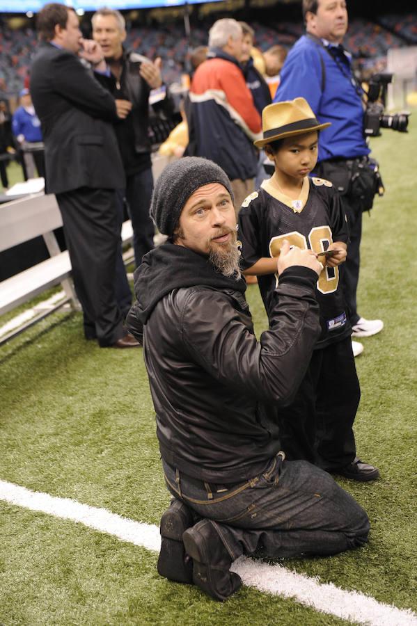 Pitt con su hijo mayor en un partido de fútbol. 