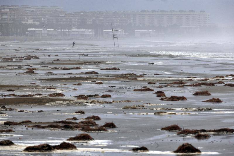Una persona camina por la playa de La Malvarrosa de Valencia, afectada por el temporal de lluvia y viento que afecta a la Comunidad Valenciana.. 