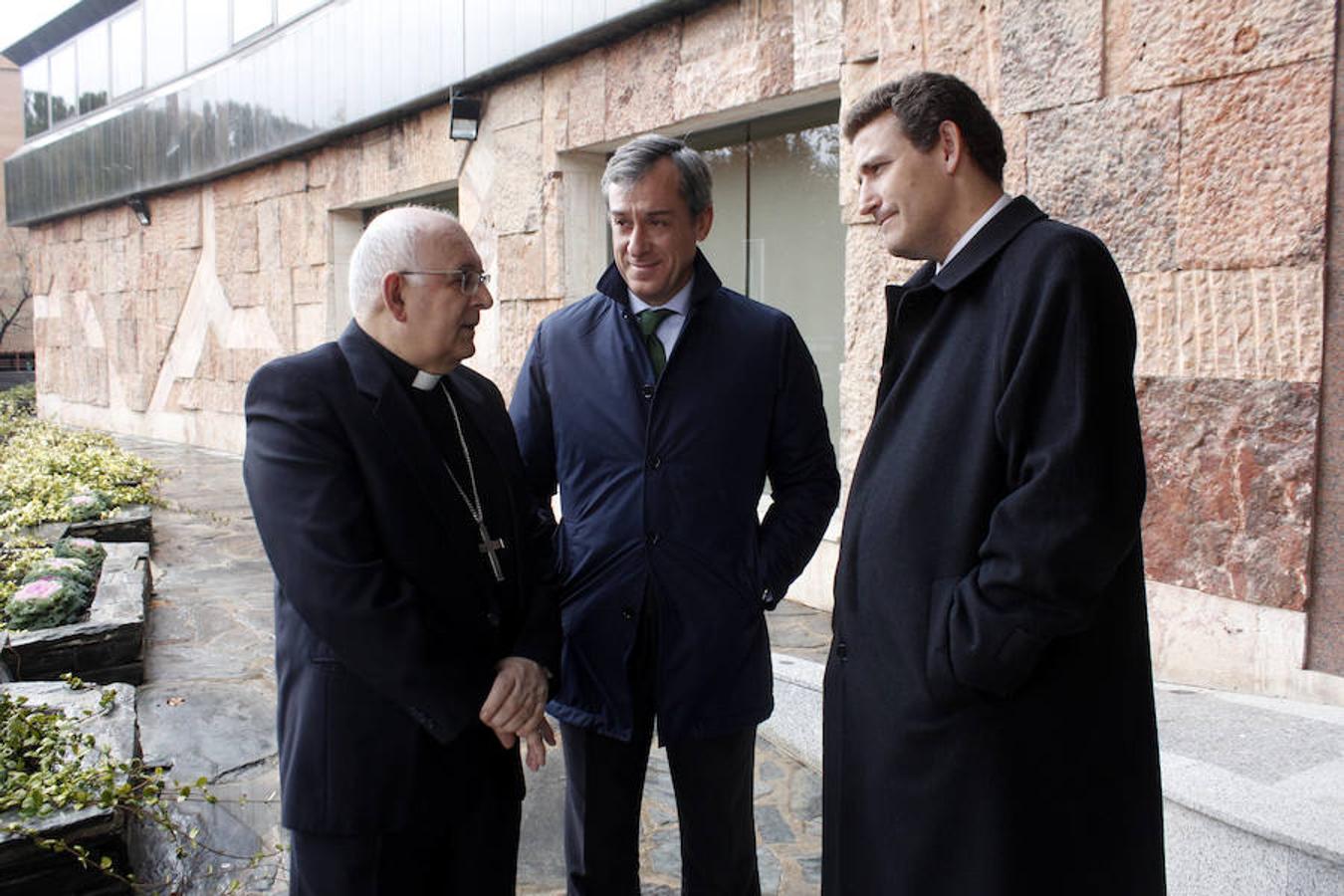 El obispo Ángel Fernández Collado, el presidente de la Caja Rural Javier López Martín y el director general de la entidad, Víctor Manuel Martín López. 