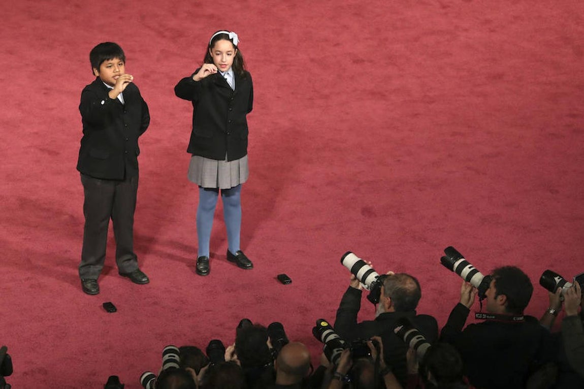 Daniel y Nerea sascaron en torno a las 9.15 el primer premio de la mañana: un cuarto que recayó sobre el 59.444. Efe