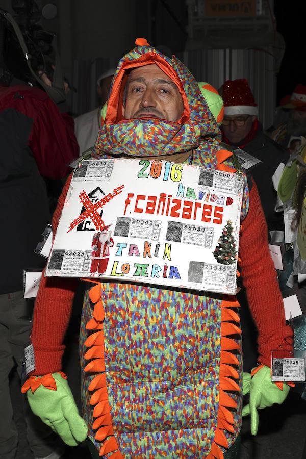 El Teatro Real acoge El Sorteo Extraordinario de Navidad, en el que aficionados, curiosos y personajes de lo más variopinto ataviados con disfraces hacen cola desde la madrugada para vivir en directo el ritual de los números y los premios cantados por los niños de San Ildefonso. Efe