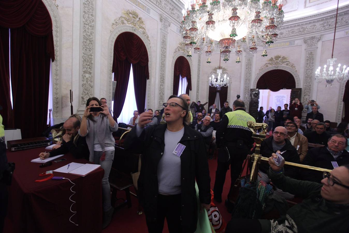 Tensión ciudadana en el Pleno extraordinario de la Limpieza