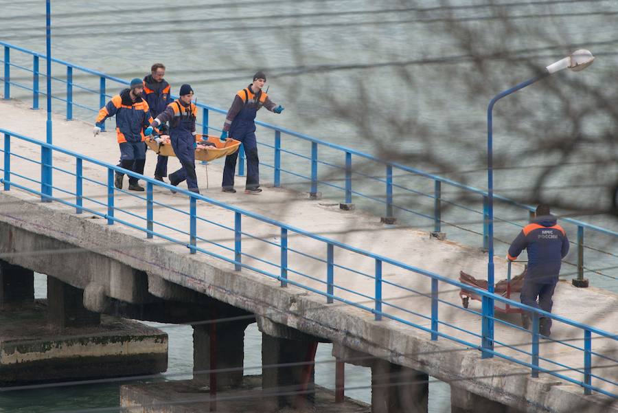 Rescate. Las fuerzas de rescate han localizado algunos cuerpos. La mayoría, sin embargo, están en el interior del avión estrellado