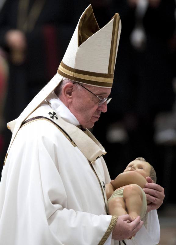 Francisco celebra la tradicional Misa del Gallo
