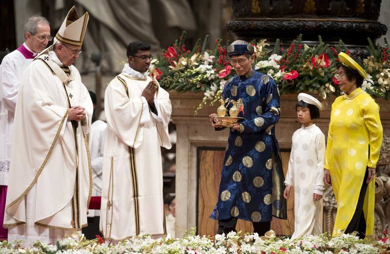 Francisco celebra la tradicional Misa del Gallo