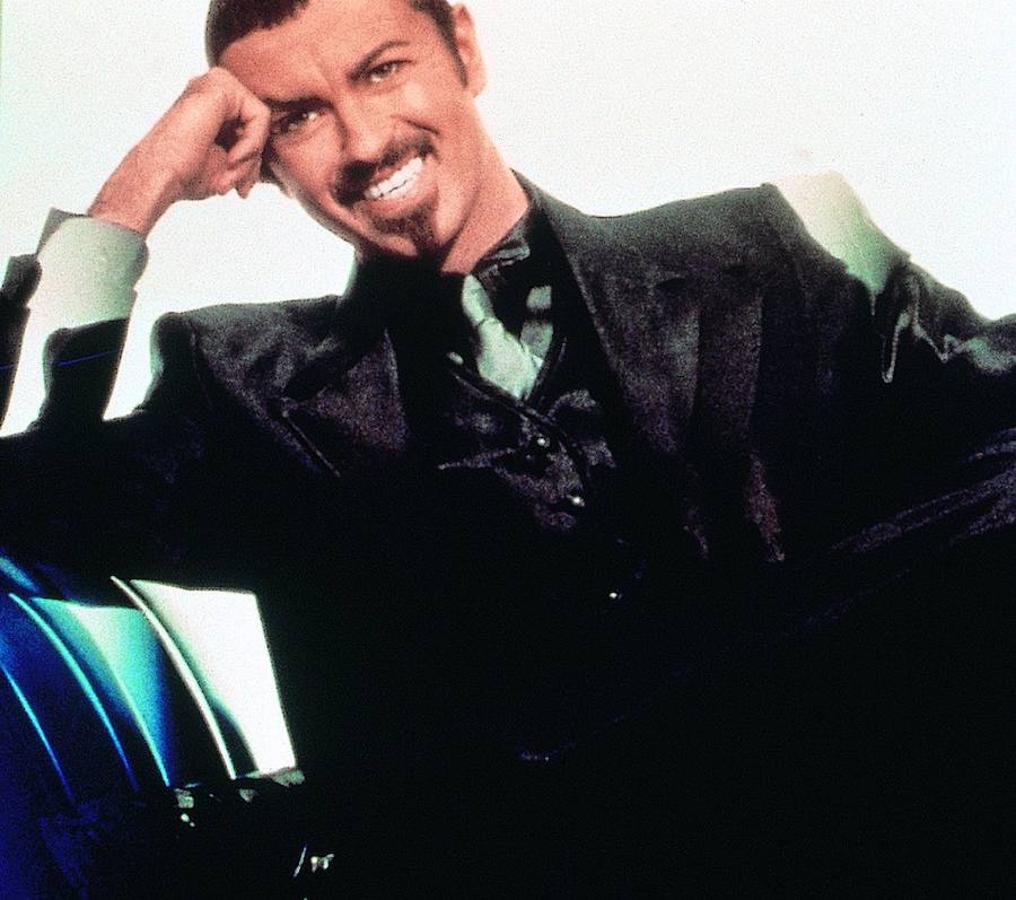 El artista, en los 90, protagonizó un escándalo público tras ser detenido por un policía de incógnito al que invitó a mantener relaciones sexuales en el baño de un parque de Beverly Hills. 