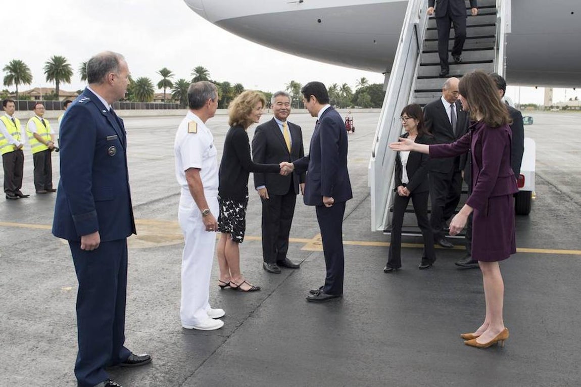Las imágenes más destacadas de la histórica visita del primer ministro japonés a la Base de Pearl Harbor. El primer ministro nipón ha sioo recibido por cargos militares y autoridades al pie de su avión.